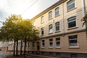 Erstbezug! Frisch sanierte 4-Zimmer-Wohnung mit Balkon und Dusche in Bremerhaven-Lehe! – Adolfstraße 24, 27576 Lehe, Bremerhaven – Vorschaubild 1