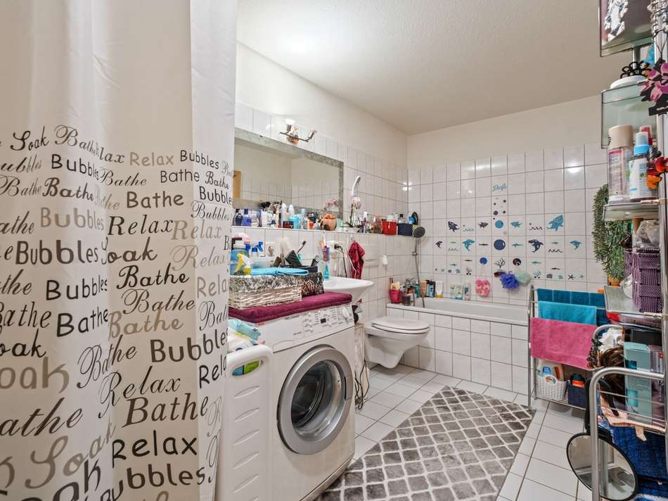 Badezimmer mit Wanne und Dusch