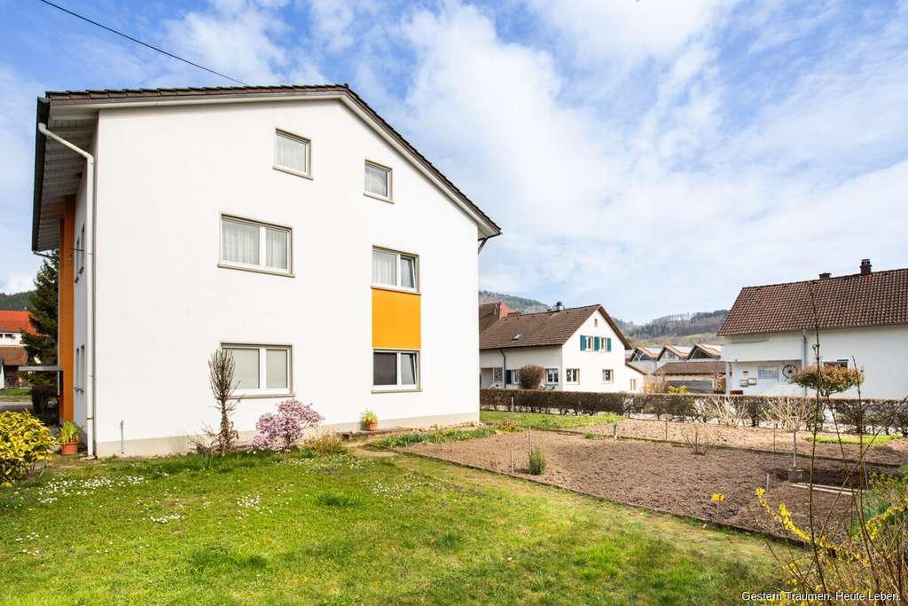 Immobilie in Hausen im Wiesental - Kapitalanlage mit Potenzial
Wohn- und Geschäftshaus mit 3 Wohnungen, 1 Gewerbe und 2 Garagen - Bild 1