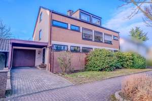 Schönes freistehendes Einfamilienhaus mit ELW, zwei Garagen, Garten, Schwimmhalle & Sauna