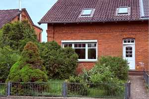 Schmuckstück im Dornröschenschlaf – sanierungsbedürftiges Reihenendhaus mit viel Charme – Herzogtum Lauenburg (Kreis) – Vorschaubild 1