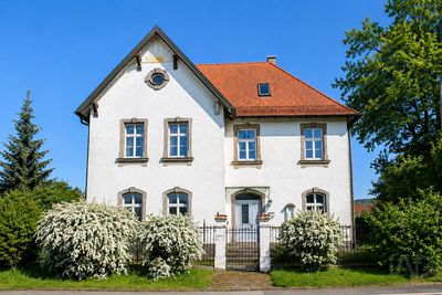 Mehr als ein Haus – ein Wohnkonzept mit Perspektive auf großem Grundstück.