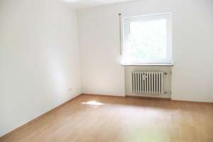 Großzügige 3,5-Zimmer-Wohnung mit 2 Balkonen, Regensburg-West – Die vollständige Adresse der Immobilie erhältst du vom Anbieter., 93049 Westenviertel, Regensburg – Vorschaubild 4