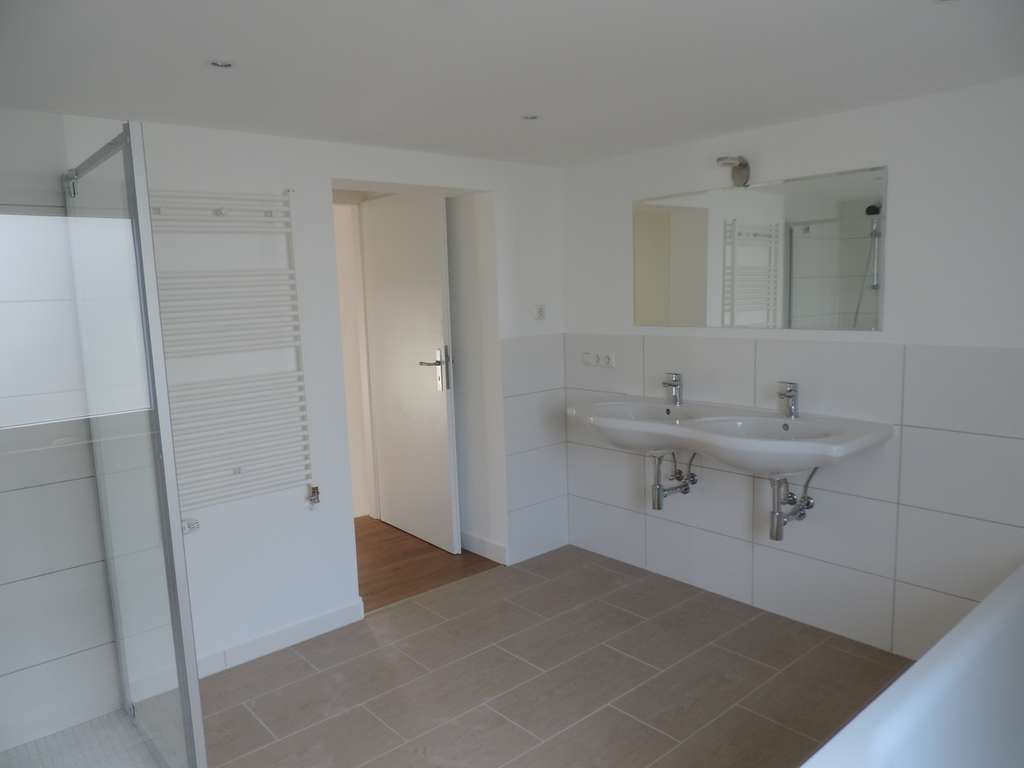 Immobilie in Schöneck - Attraktives Investmentpaket: Vollvermietetes Mehrfamilienhaus mit 4 Einheiten & 8 Garagen, Schöneck - Bild 4