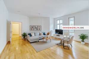 IMMOBERLIN.DE - Liebenswerte Altbauwohnung mit ruhigem Balkon nahe dem Boxhagener Platz