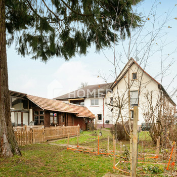 Gepflegtes Bauernhaus mit Charme & Potenzial: 2200 m² Grundstück, Scheune & Wohnmöglichkeiten