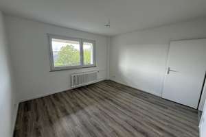 Frisch saniert & ganz oben: Hier wohnt die kleine Familie mit großem Ausblick! – Gerhart-Hauptmann-Straße 19, 47226 Rheinhausen-Mitte, Duisburg – Vorschaubild 4