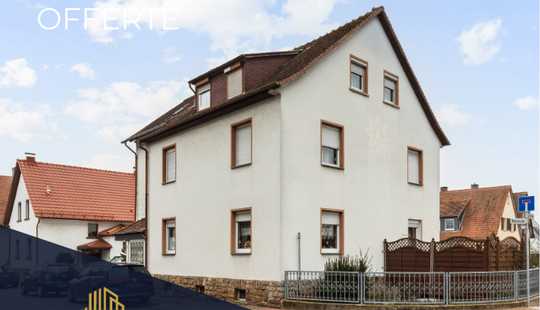 Bild von Solides Mehrfamilienhaus mit drei Wohneinheiten, Garagen, Garten und Entwicklungspotenzial.