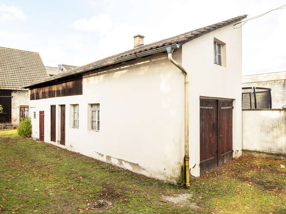 Nebengebäude mit Garage