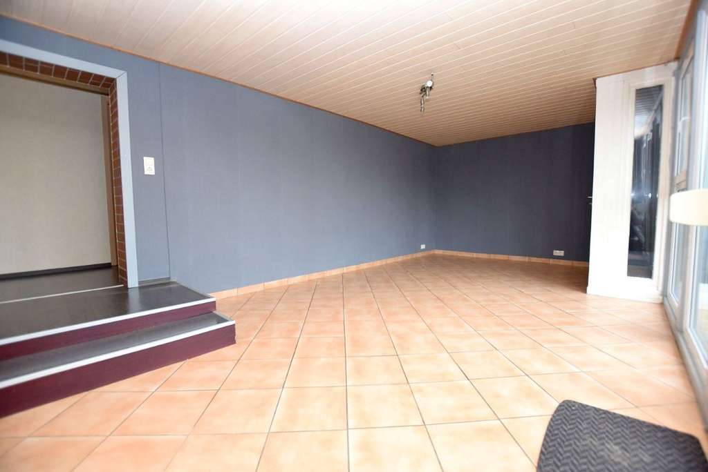 Immobilie in Wolsdorf - Große, helle Doppelhaushälfte mit 7 Zimmern, Einbauküche, schönem Garten + Terrasse ... - Bild 1