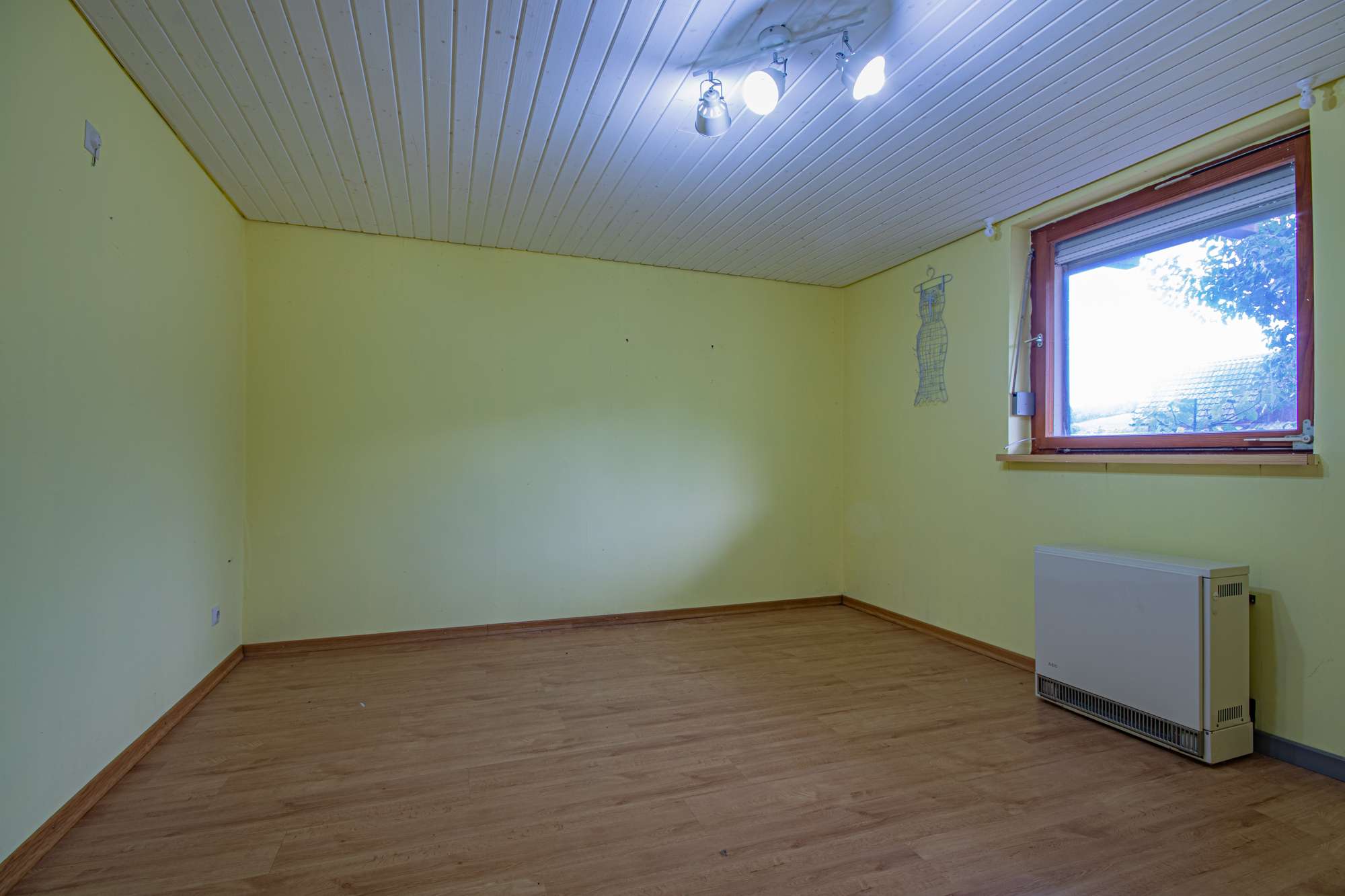 Immobilie in Weilheim - Zwei vielseitig nutzbare Doppelhaushälften mit großem Ausbaupotenzial in Weilheim - Heubach - Bild 2