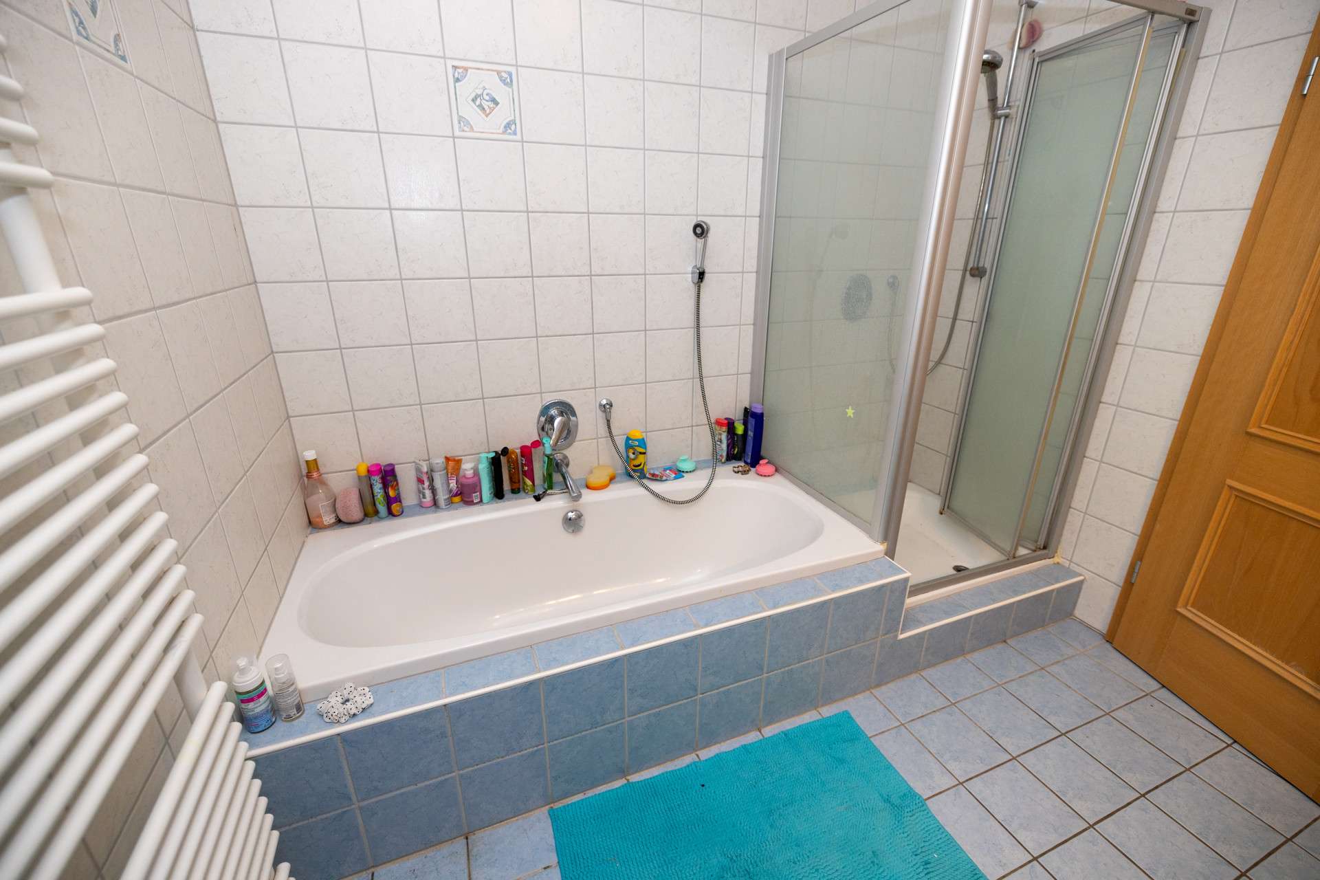 Immobilie in Niedereschach - Wohlfühlen auf allen Ebenen – modernes Zweifamilienhaus mit Garten und flexibler Nutzung - Bild 2