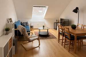 Vollständig möbliert: Charmante Dachgeschosswohnung im Altbau in zentraler Lage von Krefeld – Die vollständige Adresse der Immobilie erhältst du vom Anbieter., 47798 Stadtmitte, Krefeld – Vorschaubild 1