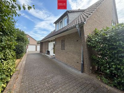 Viel Platz für neue Ideen – freistehendes Ein- oder Zweifamilienhaus mit Doppelgarage und Carport