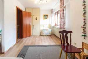 Perfektes Zuhause für Familien: Großzügiges Haus mit Balkon, Terrasse, Garten und zwei Garagen  – Ludwigsburg (Kreis) – Vorschaubild 8