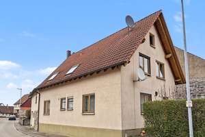 Gepflegtes Zweifamilienhaus mit Garten in Schrozberg - Eigennutzung oder Kapitalanlage – Die vollständige Adresse der Immobilie erhältst du vom Anbieter., 74575 Schrozberg – Vorschaubild 1