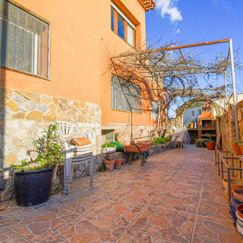 Eckhaus mit großer Terrasse und Garage in Cabanes