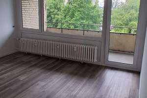 Mit Balkon: Top sanierte 2 Zimmer Wohnung mit Einbauküche