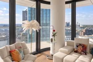 Exklusiv möbliertes Skyline-Living im Grand Tower – Designermöbel von B&B Italia & Schramm inklusive