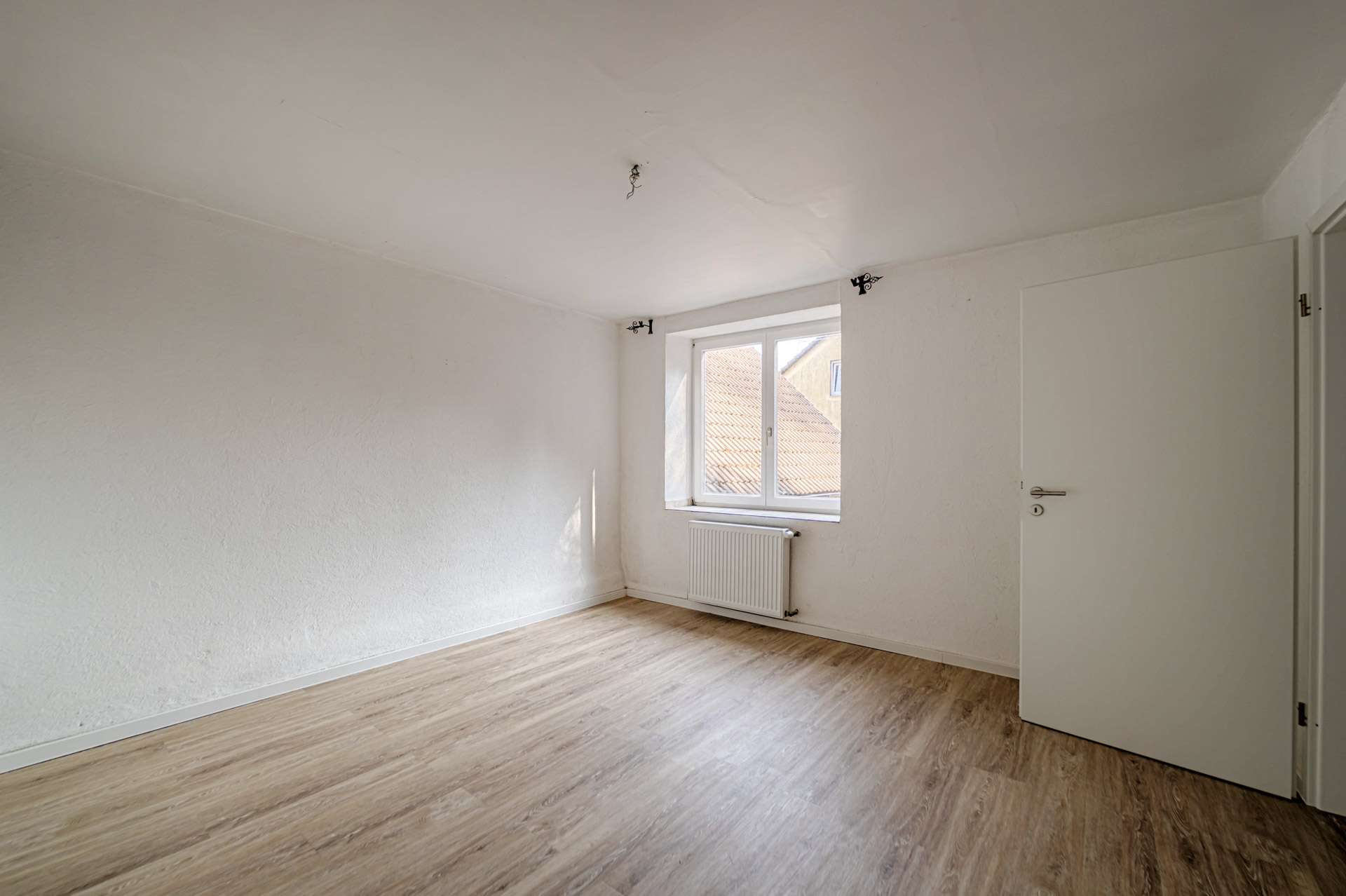 Immobilie in Neckarbischofsheim - Wohnen mit Charakter: Maisonette-Wohnung in ausgebauter Scheune am Waldrand mit Sonnenterrasse - Bild 2