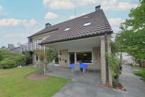 Freistehendes Einfamilienhaus mit tollem Garten und Doppelgarage im Schmachtenbergviertel