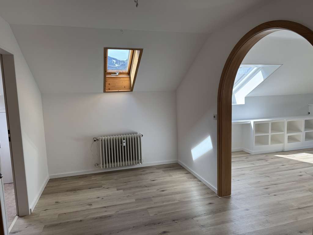 Immobilie in Oberammergau - Willkommen Dahoam!! Attraktive 2,5 Zimmer Dachgeschosswohnung mit ansprechendem Grundriss in O´gau - Bild 3