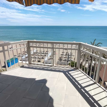EXKLUSIVE LUXUSWOHNUNG DIREKT AM STRAND MIT PANORAMABLIKK AUF DAS MEER IN FUENGIROLA