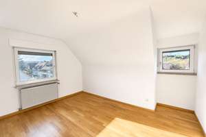Frisch renovierte 3 Zimmer Dachgeschosswohnung mit neuer Einbauküche & Gartenmitnutzung – Scillawaldstraße 24, 70378 Hofen, Stuttgart – Vorschaubild 3