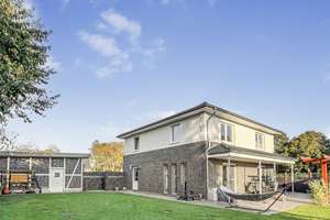 Hier werden Wohnträume wahr: Villa mit modernstem Komfort.  Charmant und exklusiv. Absolutes JUWEL. – Die vollständige Adresse der Immobilie erhältst du vom Anbieter., 24803 Erfde – Vorschaubild 3