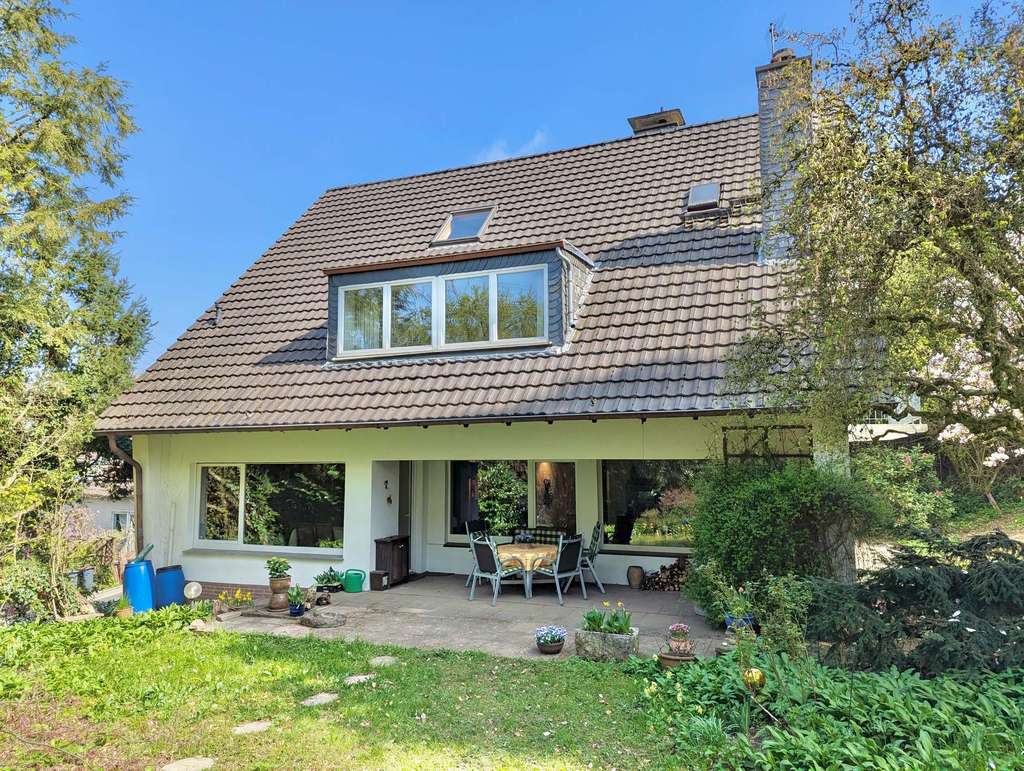 Großzügiges Zweifamilienhaus auf parkähnlichem Grundstück in ruhiger Lage