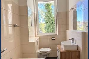Moderne Traumwohnung mit Design-Einbauküche, Badewanne & großen Fensterflächen - perfekt für Singles
