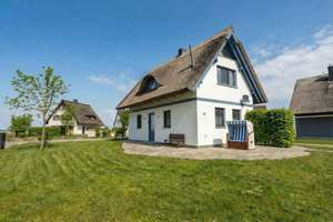 Traumhafter Seeblick: Individuelles Ferienhaus unter Reet in naturnaher Lage – Am Breetzer Bodden 16, 18569 Neuenkirchen – Vorschaubild 2