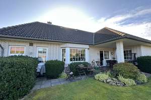 Repräsentativer weißer Bungalow mit gepflegtem Garten – Die vollständige Adresse der Immobilie erhältst du vom Anbieter., 26817 Rhauderfehn – Vorschaubild 1