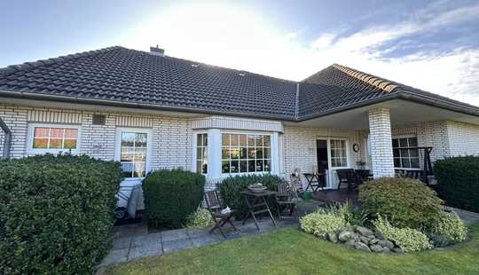 Bild von Repräsentativer weißer Bungalow mit gepflegtem Garten
