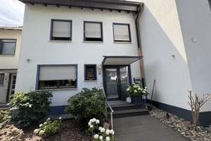 Familienfreundliches und modernisiertes Reihenhaus mit Garten & Garage auf der Karthause