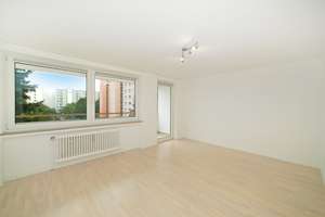 Wohnen direkt am Ostpark: Helle, renovierte 3-Zimmer-Wohnung mit zwei Südbalkonen und Weitblick.