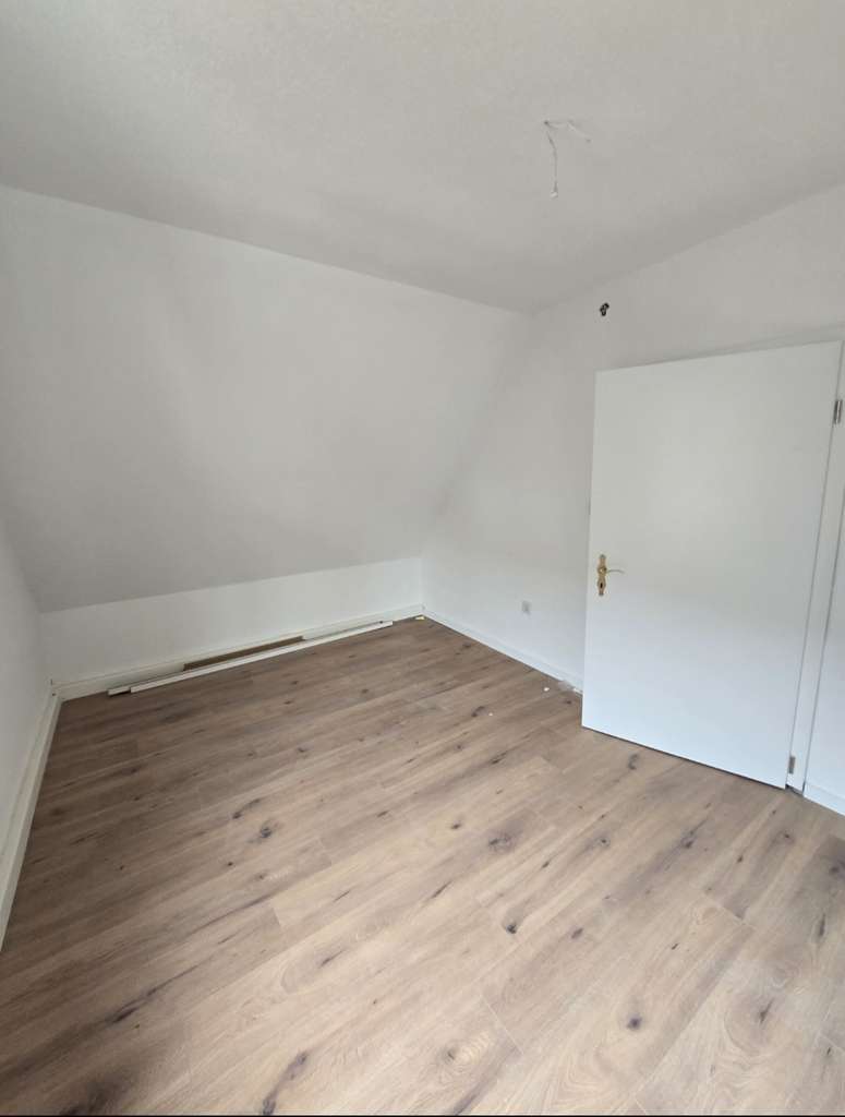 Modernisiertes Zwei-Familienhaus mit 8 Zimmern, großem Garten und Garagen – sofort bezugsfertig!