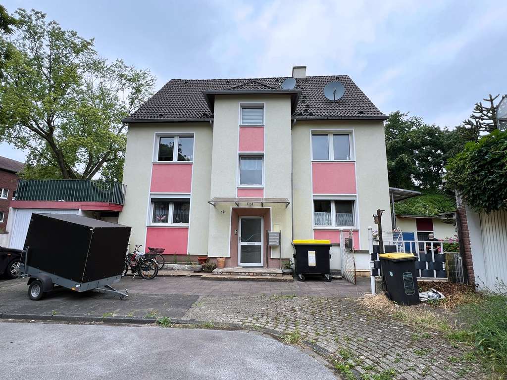 Kapitalanlage mit Potenzial: Dreifamilienhaus mit modernisiertem Anbau in ruhiger Lage von Duisburg