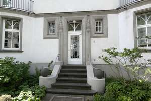 Zwei exklusive Eigentumswohnungen in denkmalgeschütztem Altbau - Bestlage.