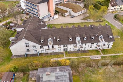 Hochwertig möbliertes DG-Apartment mit Balkon, EBK, TG Platz und Kurortlage in Bad Alexandersbad