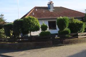41542 Dormagen-Nievenheim: Freistehendes Einfamilienhaus/Bungalow mit 2 Garagen – Am Hahnen 57, 41542 Dormagen – Vorschaubild 1
