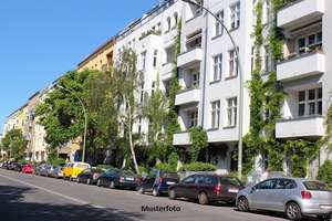 Mehrfamilienhaus mit Gewerbeeinheit, Balkonen und 8 Garagen