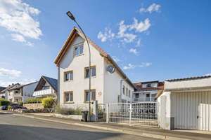 Großes Haus mit 9 Zimmern: Viel Fläche, attraktiver Preis, zentral in Butzbach/Nieder-Weisel gelegen – Die vollständige Adresse der Immobilie erhältst du vom Anbieter., 35510 Butzbach – Vorschaubild 1
