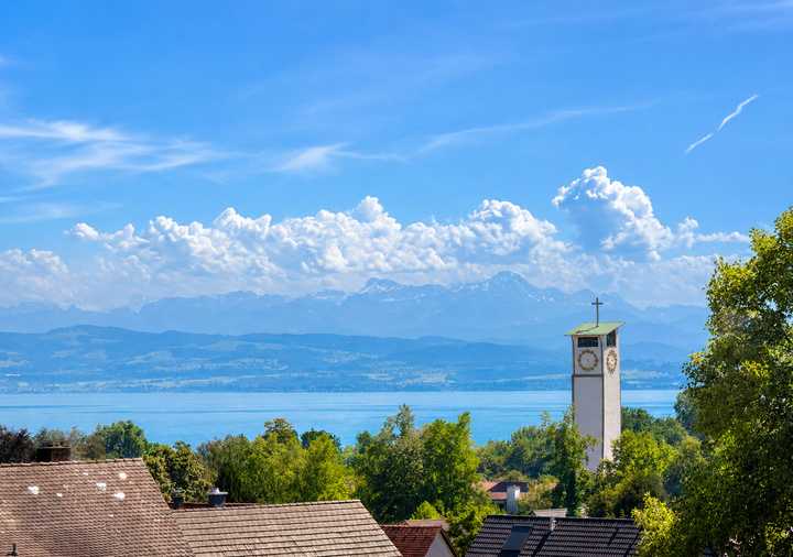 Einfamilienhaus in Höhenlage mit Bodensee und Bergsicht.