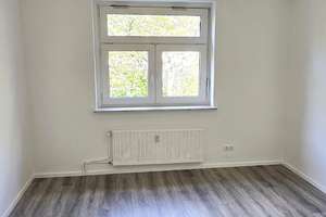 Sehr schöne komplett sanierte 2 Zimmer Wohnung mit Balkon zu vermieten