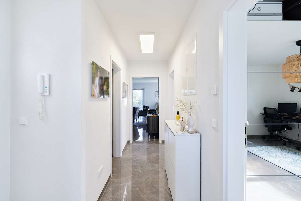 Immobilie in Altenmünster - Hier fühlt man sich wohl! Neuwertige 3-Zimmer-Wohnung mit großem Balkon und und KFZ-Stellplatz - Bild 1