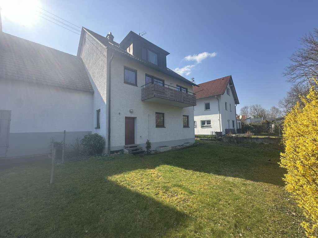 Immobilie in Remseck am Neckar - Zweifamilienhaus mit Garten in
Remseck-Hochdorf - Bild 1