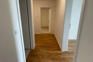 KfW 40-Neubau-Wohnung mit EBK, Süd-Balkon, Echtholzparkett, Fahrstuhl, Tiefgarage – Berringerstraße 36, 18146 Dierkow-Neu, Rostock – Vorschaubild 8