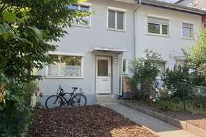 Charmantes Reihenhaus mit ausgebautem Dachboden und schönem Außenbereich - zzgl. Garage