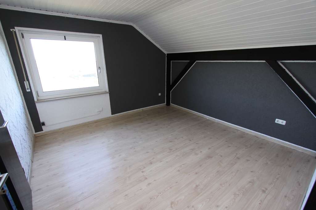 Immobilie in Wölfersheim - Wölfersheim: Großzügiges Zweifamilienhaus mit Pool, Gartenhaus & Ausbaupotenzial in Ortsrandlage - Bild 2